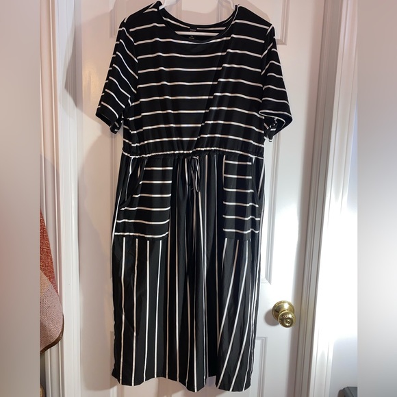 EMERY ROSE Dresses & Skirts - Emery Rose like new Midi dress with tie waist and pockets
